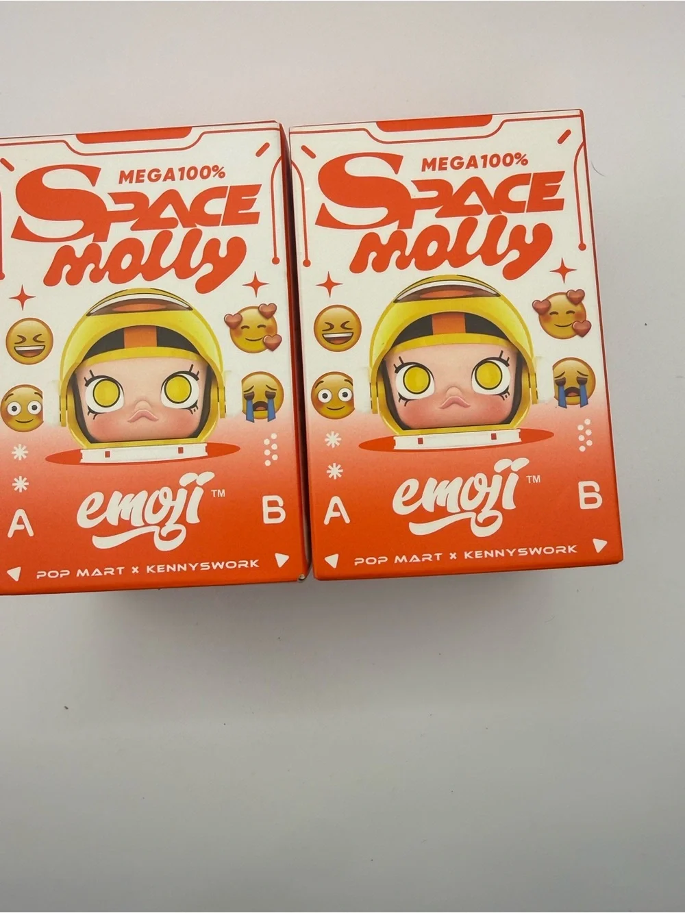 Bundle 2 POP MART MEGA SPACE MOLLY 100% × emoji™